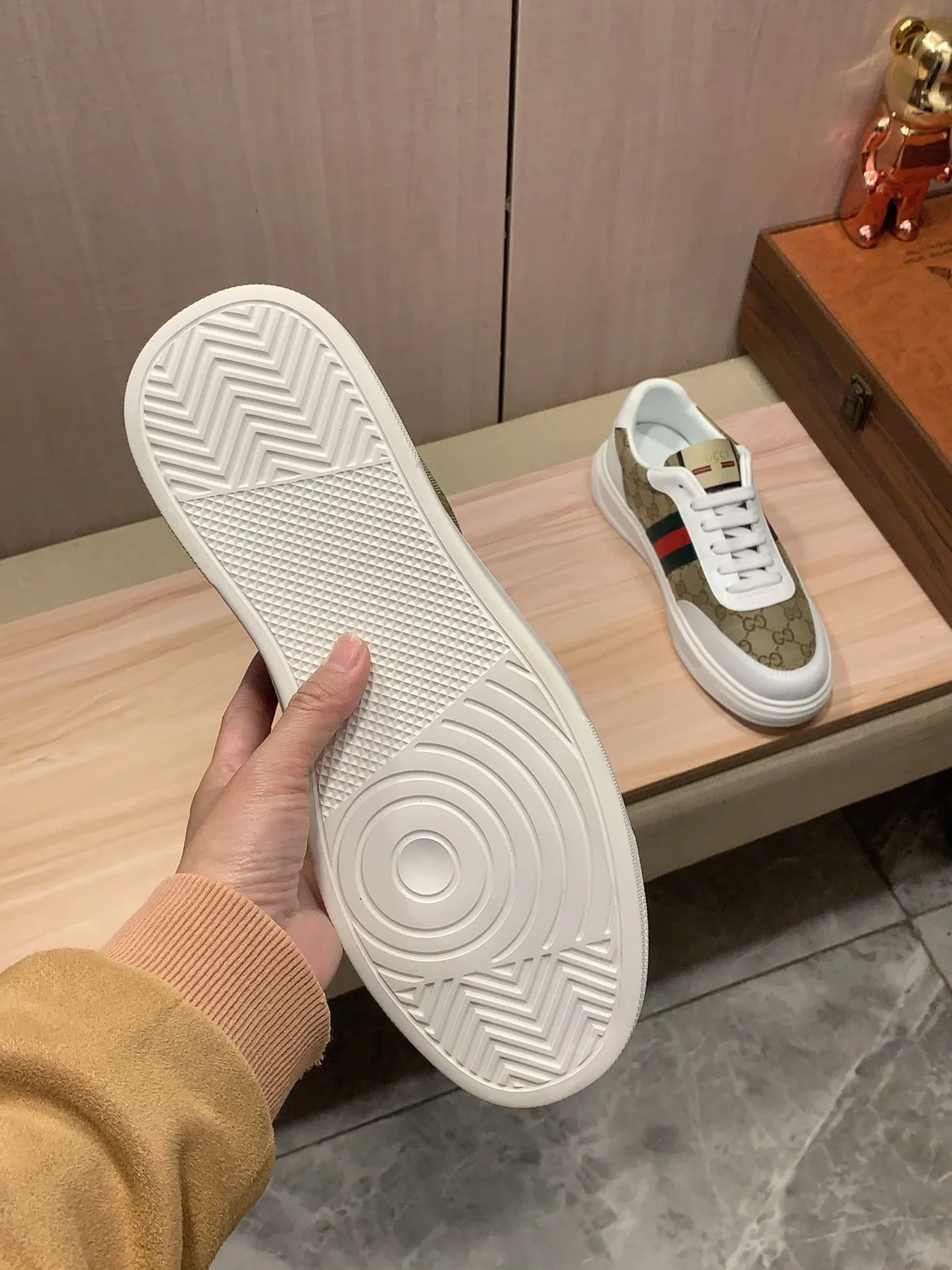 Men's Men's Shoes💰420💰💰🎩🎩[Lightning][Lightning] "Gucci*" The latest and most popular casual shoes, top brand [seduce] luxury ~ purchasing agency, top ~ quality. [Strong] The upper is made of imported breathable cowhide with material ➕ breathable sheepskin feet (•) and fine workmanship. The original stylish and stylish soft rubber wear-resistant and non-slip outsole is light and comfortable on the feet. The real thing looks better when photographed in person. 111: code: 38-44, 3️⃣ colors selected